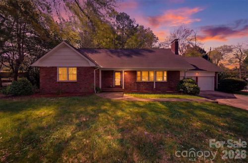 35 32nd Ave Nw, Hickory, NC, 28601-1037 | Card Image