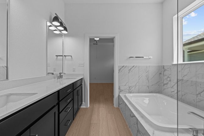 Owner's Bathroom | Image 17