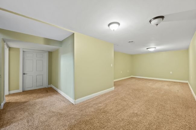Family Room in Basement | Image 27