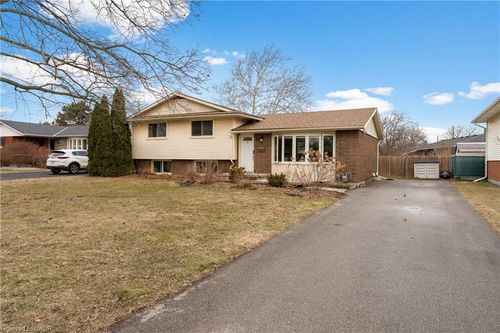 35 Bishops Rd, St. Catharines, ON, L2M1T8 | Card Image