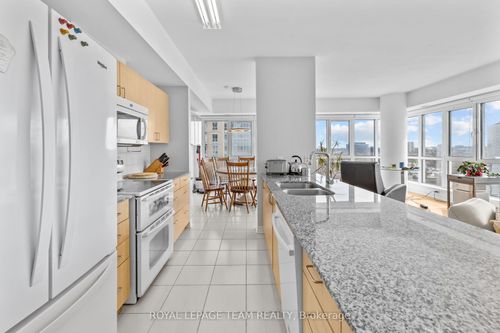 1002-70 Landry St, Vanier, ON, K1L0A8 | Card Image