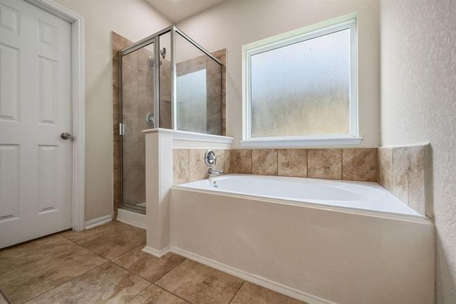 Soaking tub and glass shower | Image 19