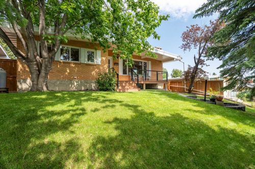 1028 Thorneycroft Dr Nw, Calgary, AB, T2K3K8 | Card Image