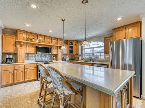 29703 Vinewood Ln, Gibraltar, MI, 48173-1253 | Card Image