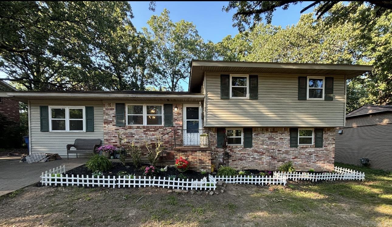Pontiac Dr, North Little Rock, AR 72116
