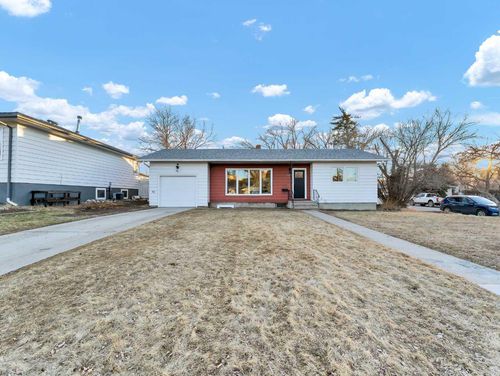 695 6 St Sw, Medicine Hat, AB, T1A4J4 | Card Image