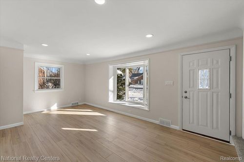 1938 Beverly St, Sylvan Lake, MI, 48320-1506 | Card Image