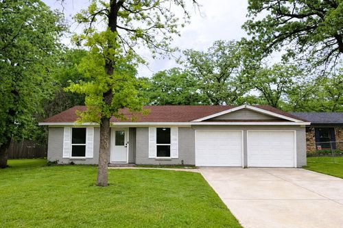2933 Hunting Dr, Fort Worth, TX, 76119-4703 | Card Image