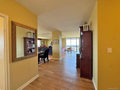 apt-20d-27110 Grand Central Pkwy, Floral Park, NY, 11005-1220 | Card Image