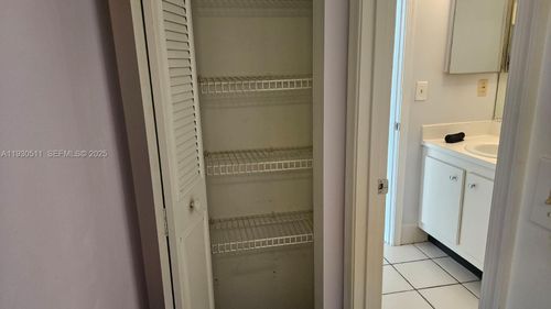 apt-302-9330 Lagoon Pl, Davie, FL, 33324-6742 | Card Image