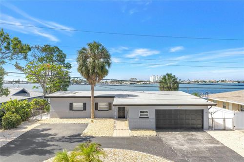 7100 S Shore Dr S, SOUTH PASADENA, FL, 33707-4607 | Card Image