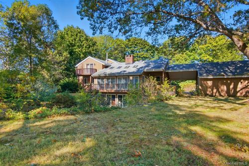 18 Greenlawn Rd, Huntington, NY, 11743-2926 | Card Image