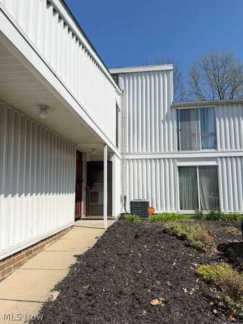 25 Sutton Pl, Shaker Heights, OH, 44120-4207 | Card Image