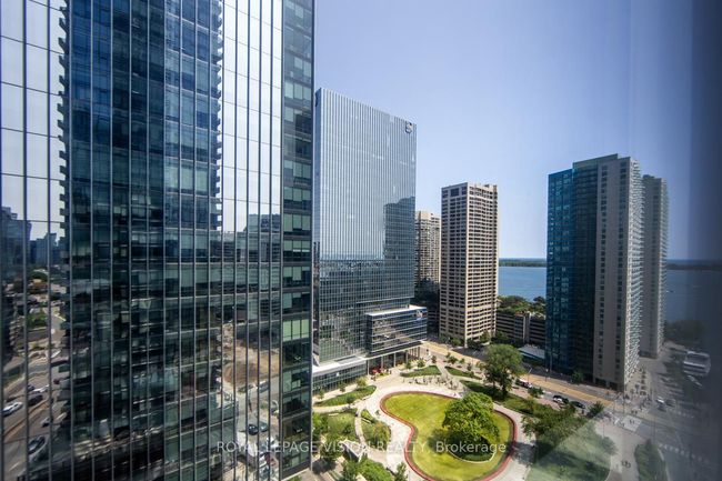 2104 - 10 York St, Condo with 2 bedrooms, 1 bathrooms and null parking in Toronto ON | Image 28