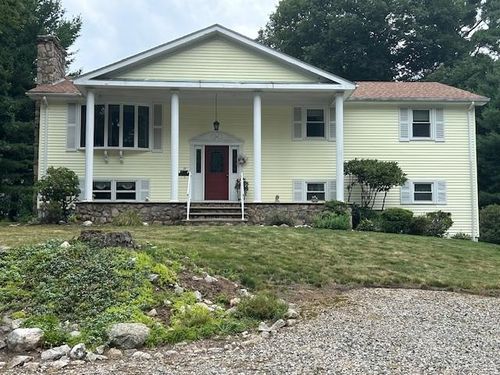 31 Karen Ann Dr, Smithfield, RI, 02917-2338 | Card Image