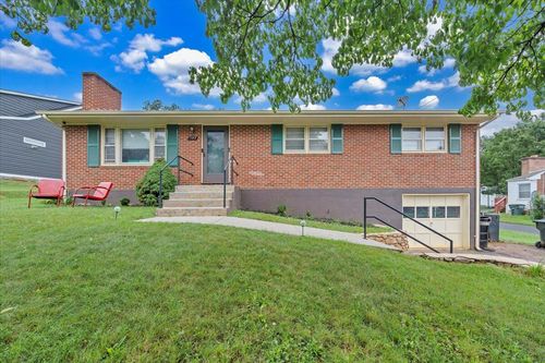 1129 Stoutamire Dr, Salem, VA, 24153-4007 | Card Image