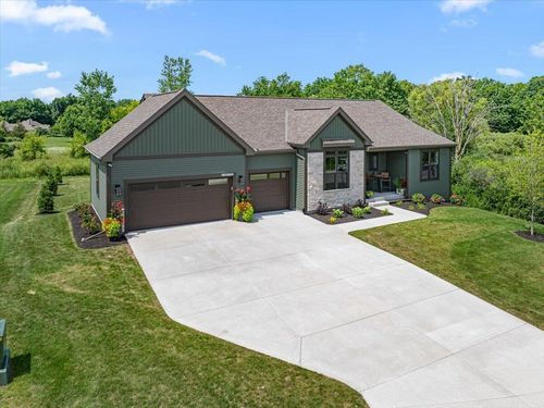 W194N15787 East Gate Court, Jackson, WI, 53037 | Card Image