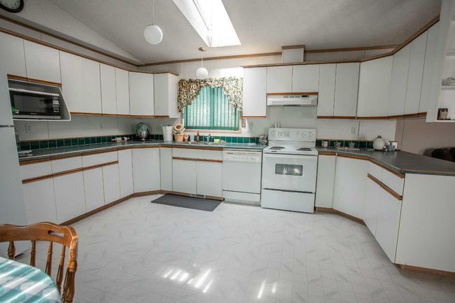 11008 103 Street, House other with 3 bedrooms, 2 bathrooms and 2 parking in High Level AB | Image 9