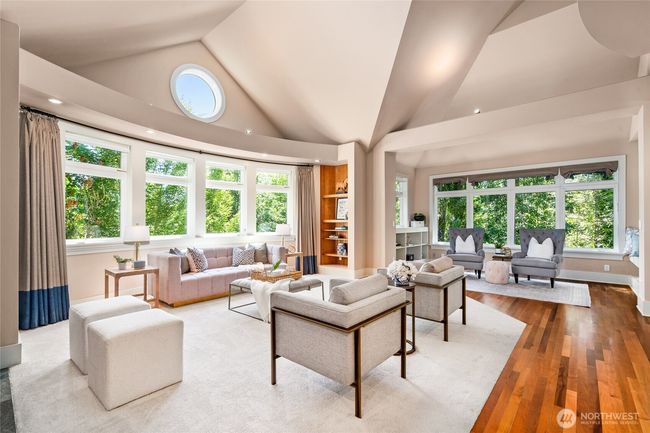 Great Room w Vaulted Ceilings | Image 9