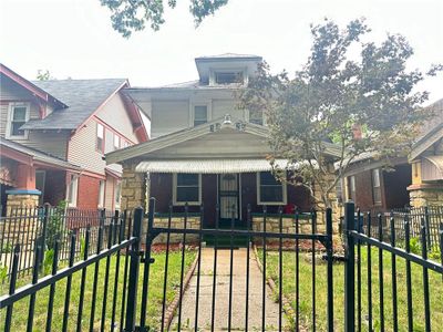 View of front of home featuring a front yard | Image 1