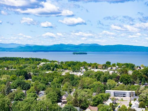 165 Crescent Rd, Burlington, VT, 05401-4122 | Card Image