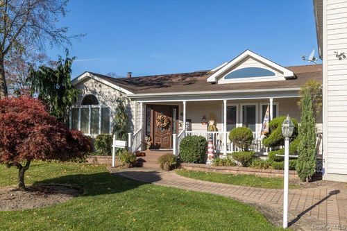 194 Newark St, Lindenhurst, NY, 11757-2849 | Card Image