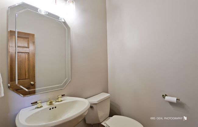 Main Level 1/2 bathroom | Image 19