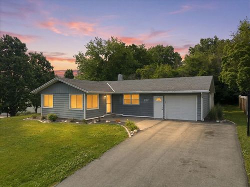 203 Highview Dr, Eureka, IL, 61530-1618 | Card Image
