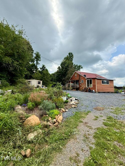 104 Eggers Ln, Elizabethton, TN, 37643-6883 | Card Image