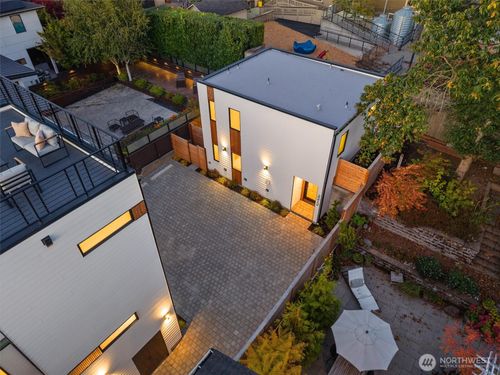 2212 Broadway E, Seattle, WA, 98102-4136 | Card Image