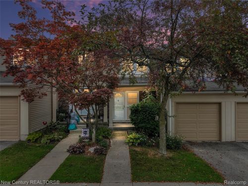 1689 Brentwood Dr, Troy, MI, 48098-2716 | Card Image