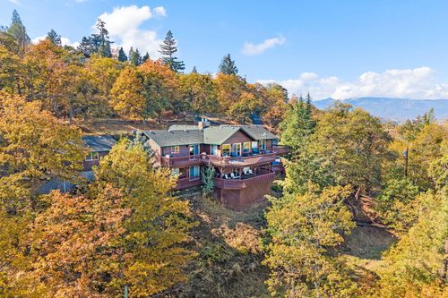 2070 Skyview Dr, Medford, OR, 97501-4239 | Card Image