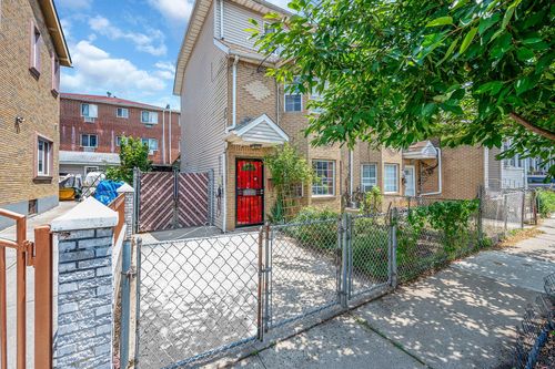 8439 130th St, Kew Gardens, NY, 11415-2812 | Card Image