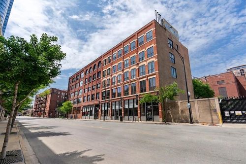 5d-420 W Grand Ave, Chicago, IL, 60654-6936 | Card Image