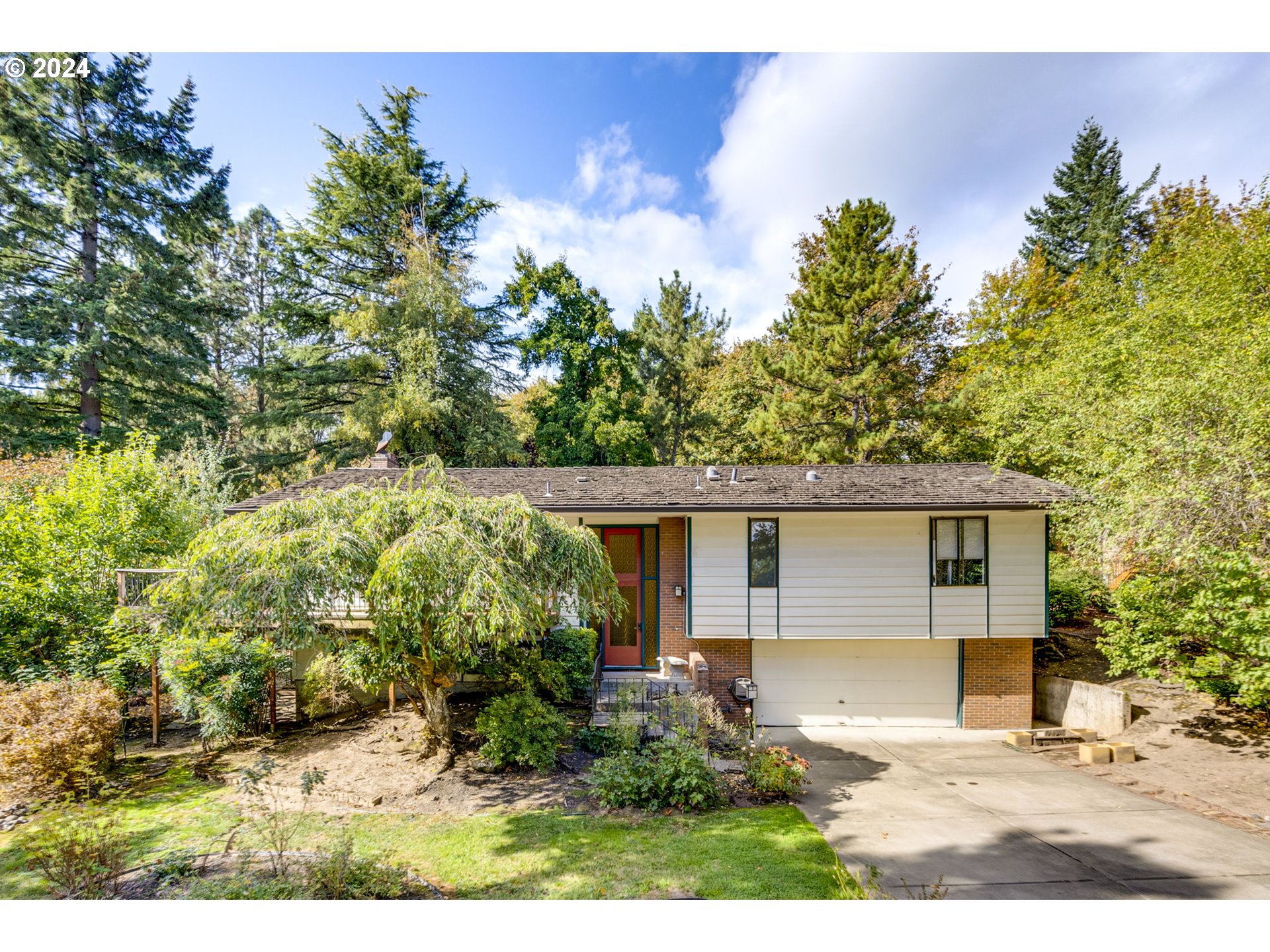 Tanglewood Dr, Lake Oswego, OR 97035