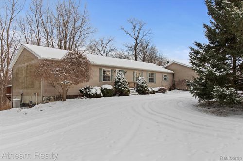 9023 Circle Lake Dr, Grand Blanc, MI, 48439-9310 | Card Image