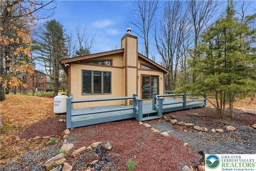 391 Towamensing Trl, Albrightsville, PA, 18210-3402 | Card Image