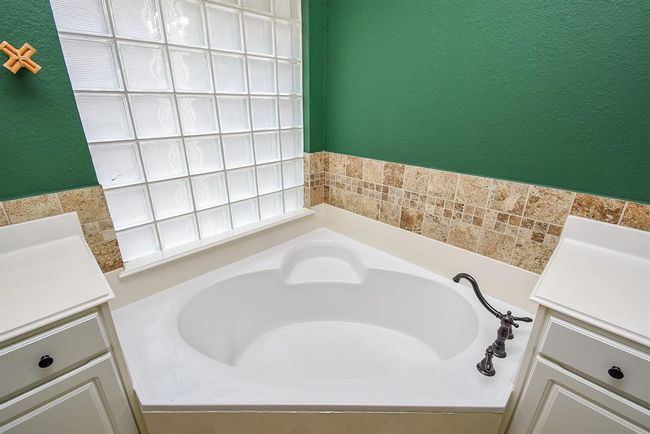15603 Clear Pointe Dr, House other with 3 bedrooms, 2 bathrooms and 2 parking in Cypress TX | Image 8