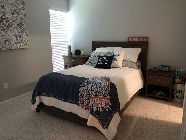 oversize bedroom | Image 10