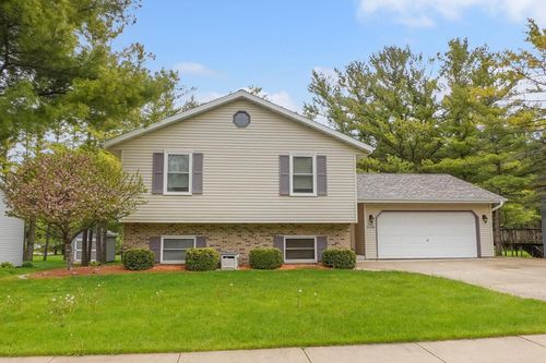 W200N16500 Pine Drive, Jackson, WI, 53037 | Card Image