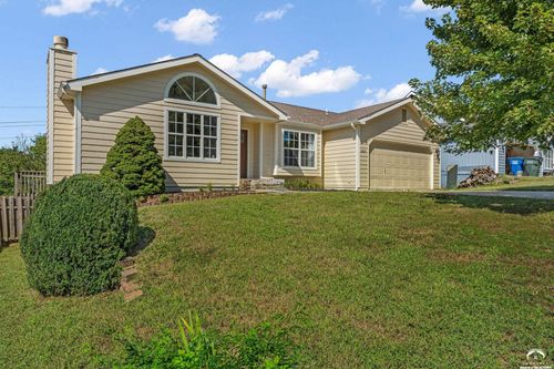 2429 Via Linda Dr, Lawrence, KS, 66047-3316 | Card Image