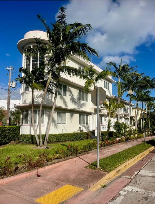 841 W 40th St, Miami Beach, FL, 33140-3819 | Card Image