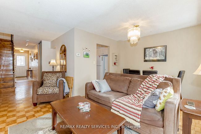 4 Collins Cres, Condo with 3 bedrooms, 2 bathrooms and 1 parking in Brampton ON | Image 7