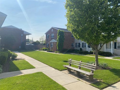 520 Kensington Ln, Bethpage, NY, 11714-4519 | Card Image