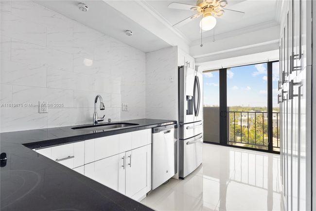 APT-8A - 77 Crandon Blvd, Condo with 2 bedrooms, 2 bathrooms and null parking in Key Biscayne FL | Image 5