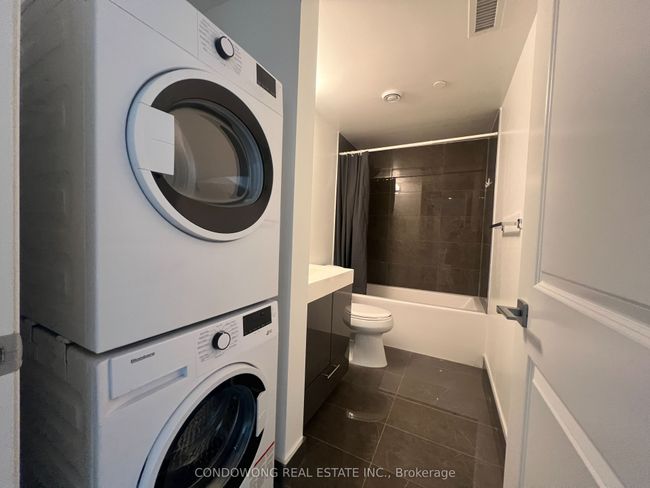 1733 - 251 Jarvis St, Condo with 2 bedrooms, 1 bathrooms and 1 parking in Toronto ON | Image 11
