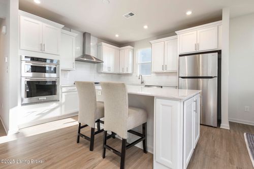 3911 Blackthorn Pl, La Grange, KY, 40031-7014 | Card Image