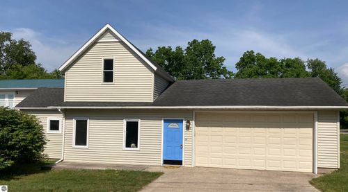 323 Benzie Ct, Beulah, MI, 49617-5103 | Card Image