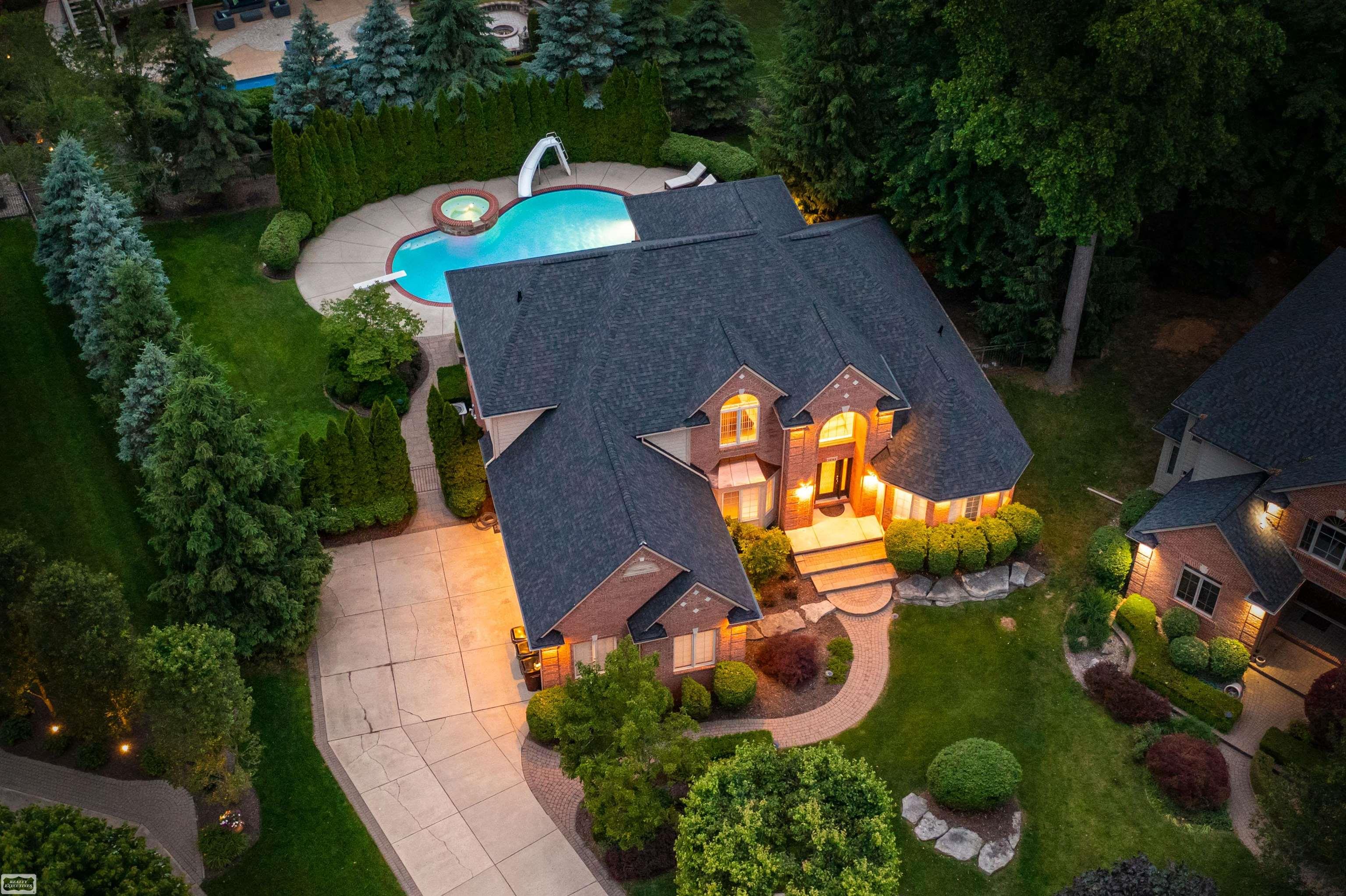 Longneedle Ct, Shelby Township, MI 48315
