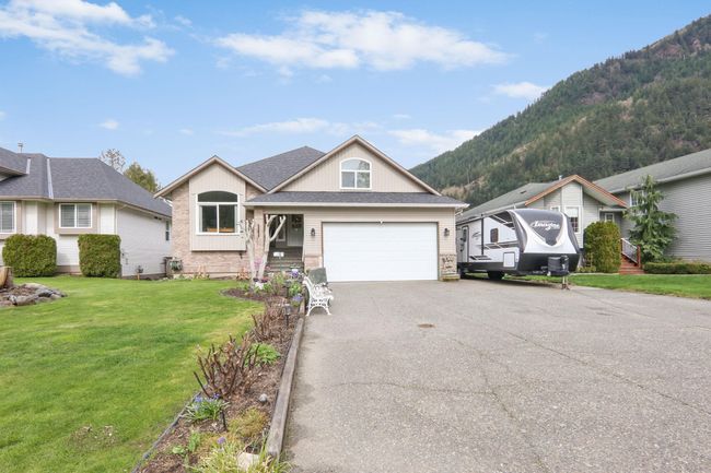 454 Naismith Avenue, House other with 3 bedrooms, 3 bathrooms and 8 parking in Harrison Hot Springs BC | Image 2